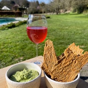 Photo de Crackers amande et chia, crème de cajou et ail des ours