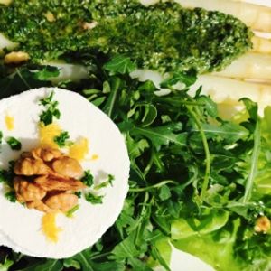 Chèvre frais, asperges au pesto d'ail des ours et salade verte