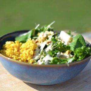 Photo de Salade de riz aux chapignons, persil racine, kale et épinards, sauce à l'estragon