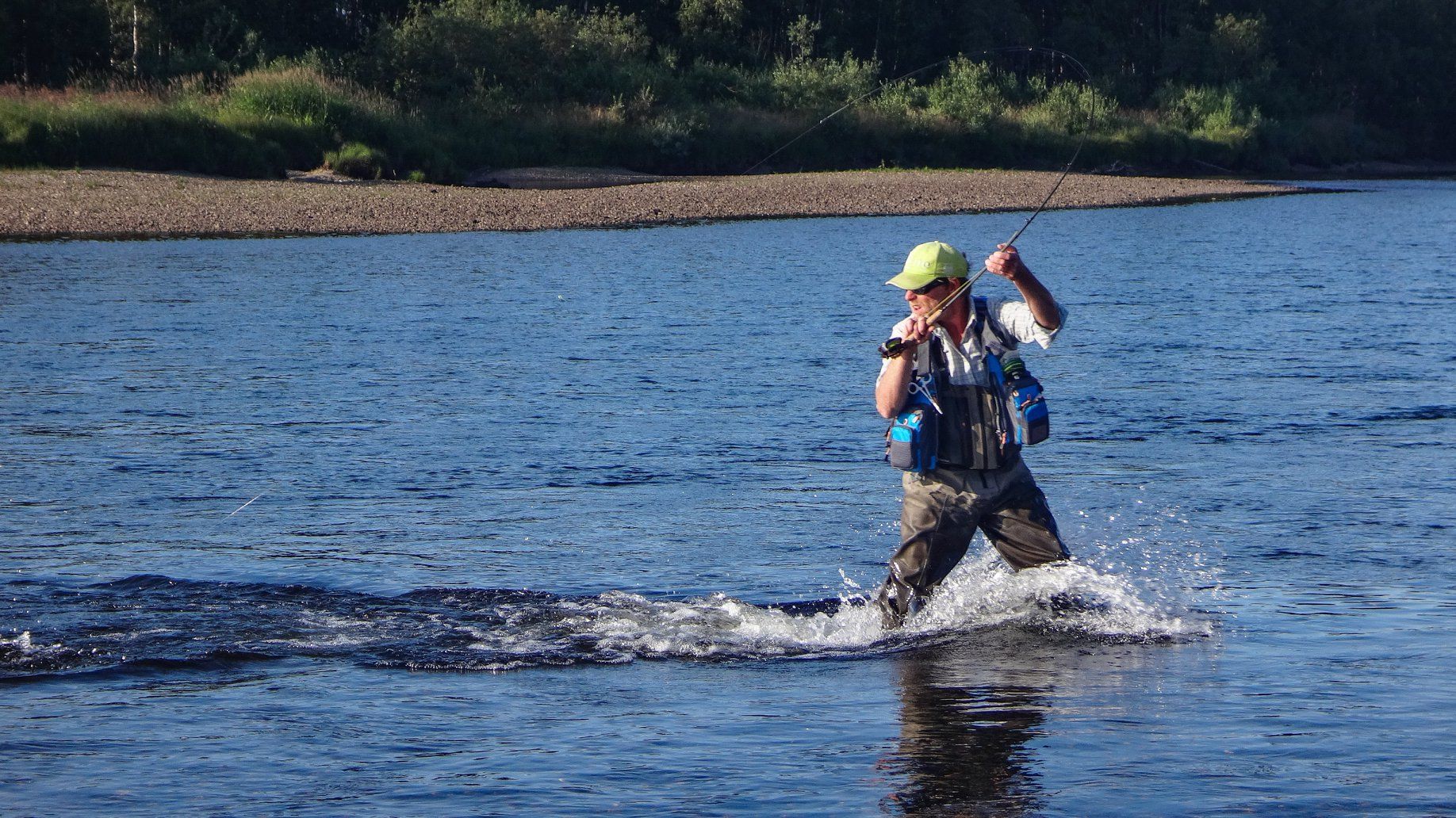 Pêcheur dans une rivière