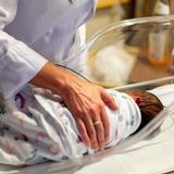 Bébé dans une couveuse