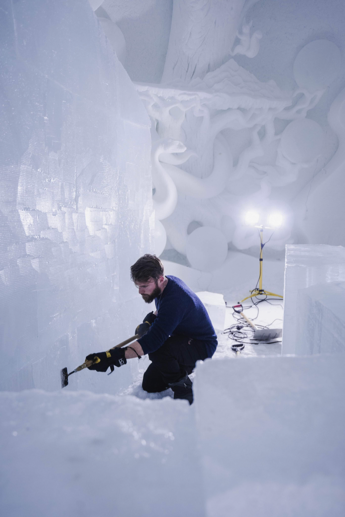 Jason façonnant des dômes de glace