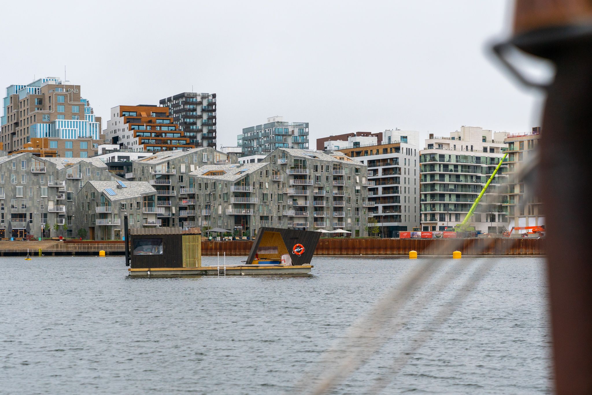 Sauna installé dans le fjord devant le quartier de Sørenga