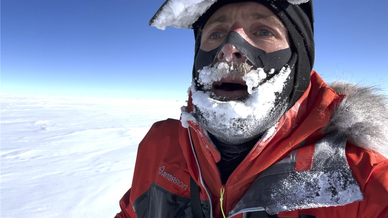 Selfie de Vincent avec de la glace accumulée sur la barbe et la casquette