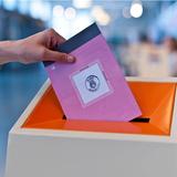 Personne votant dans une urne norvégienne