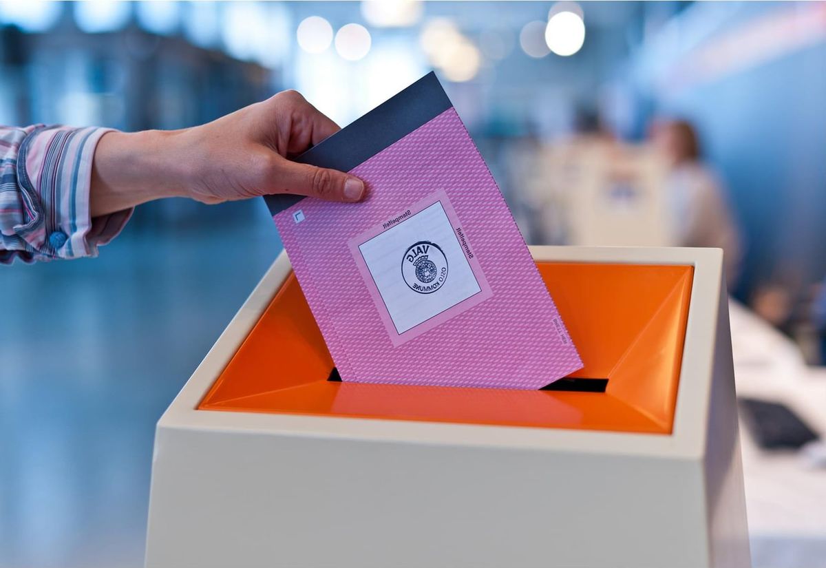 Personne votant dans une urne norvégienne