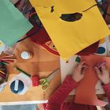 Vue de haut de jeunes enfants s'amusant et travaillant sur une table