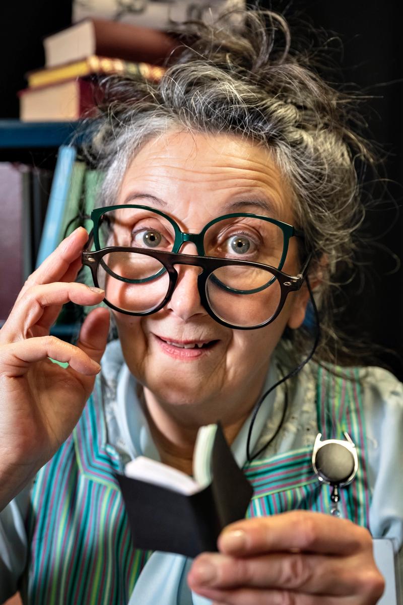 Guandaline en spectacle avec deux paires de lunettes l'une sur l'autre
