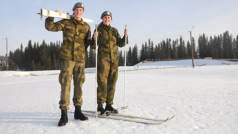 Militaires norvégiens avec leurs skis blancs