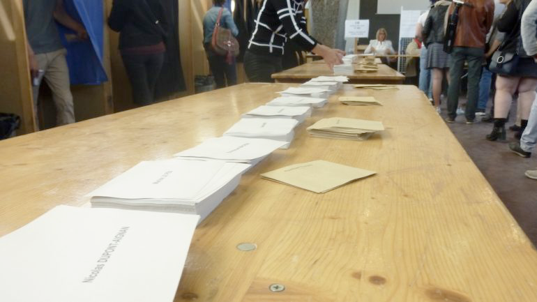 Tas de bulletins de votes sur une table