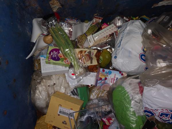 Photo de l'intérieur d'une une benne à ordure avec plein de nourriture comestible