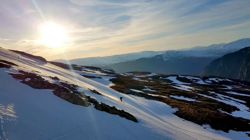 Skieur descendant une montagne en hors-piste