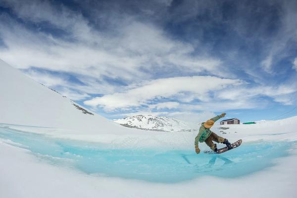 Snowboarding sur de la neige fondue