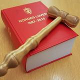 Marteau de juge sur le livre de la loi norvégienne