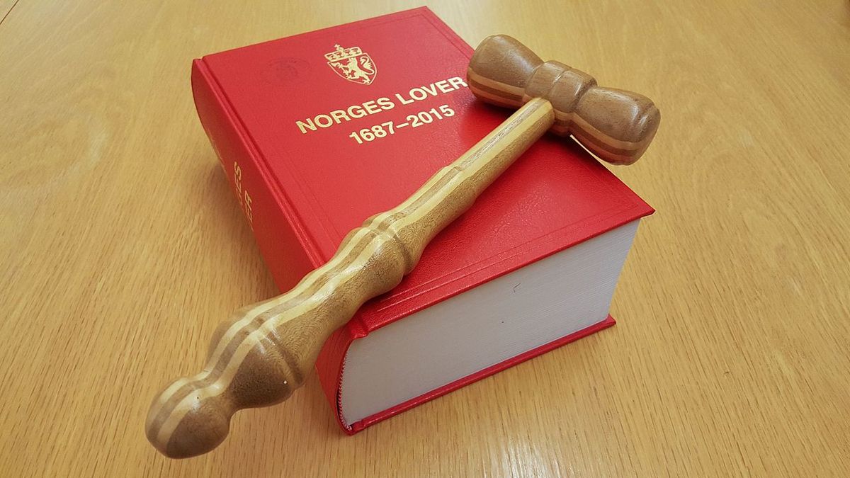 Marteau de juge sur le livre de la loi norvégienne