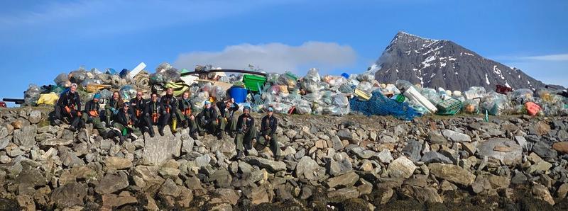 Équipe devant une montagne de déchets