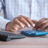 Personne utilisant une calculatrice