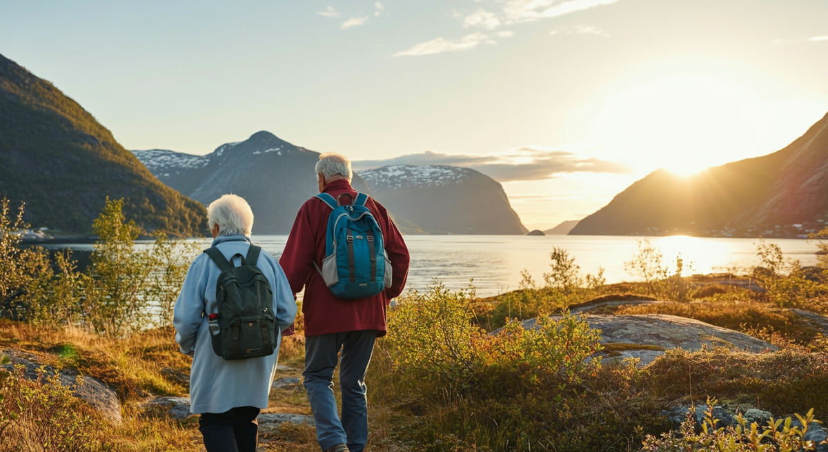 Un couple de personnes âgées randonnant dans un fjord