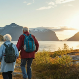 Un couple de personnes âgées randonnant dans un fjord