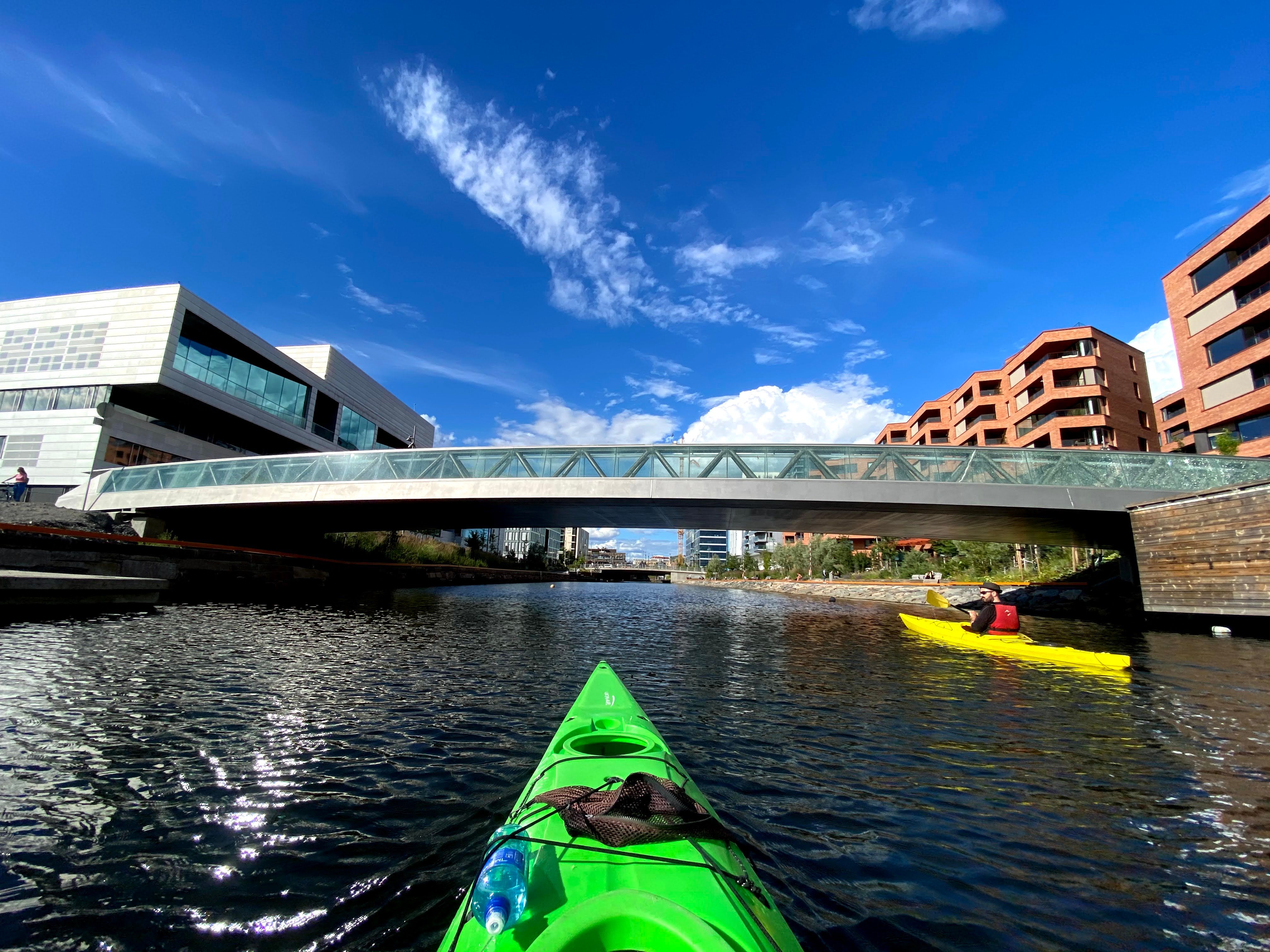 Kayak vert et pont de Bjørvika