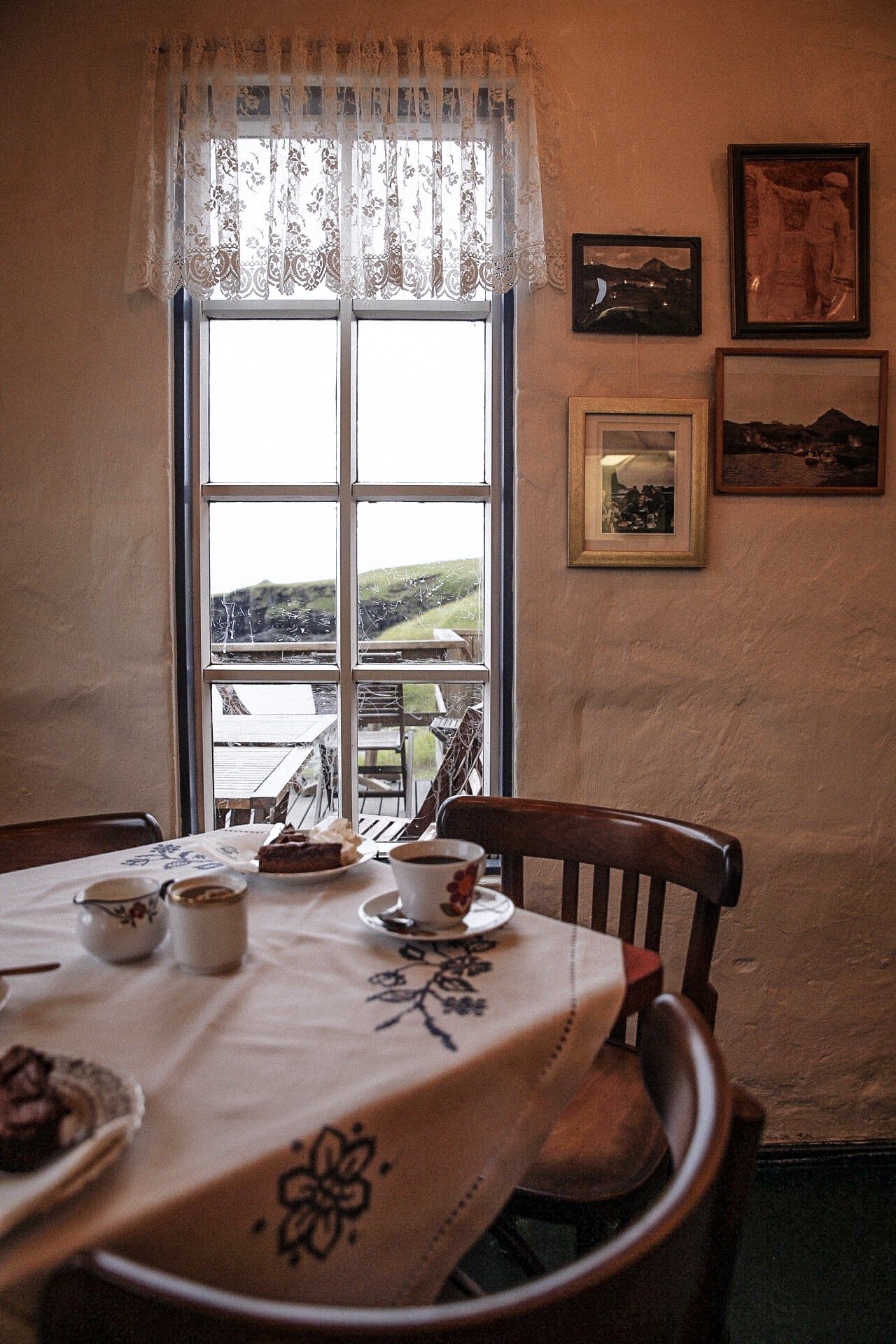 Table, mur, fenetre