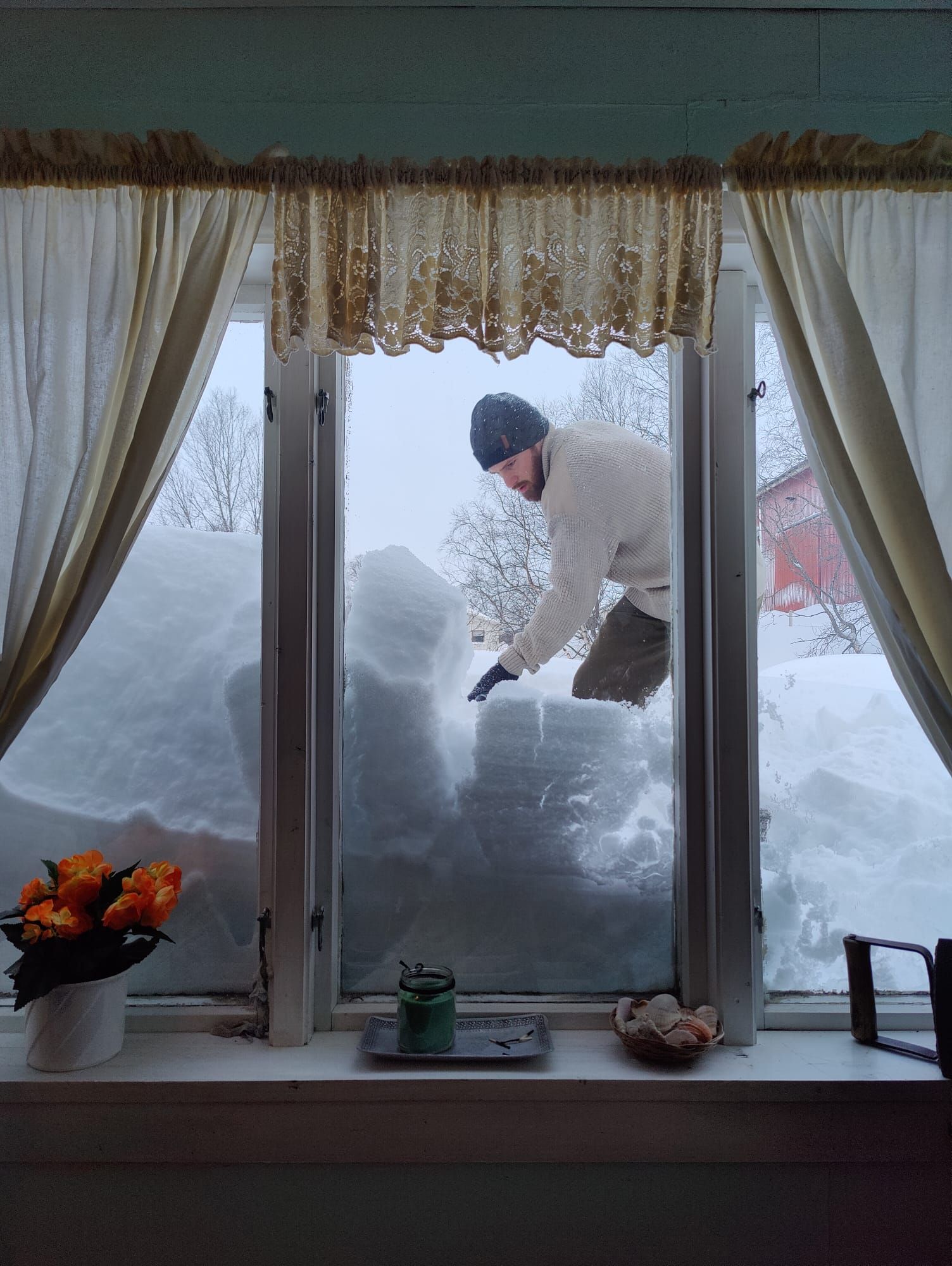Jason déblayant devant une fenêtre
