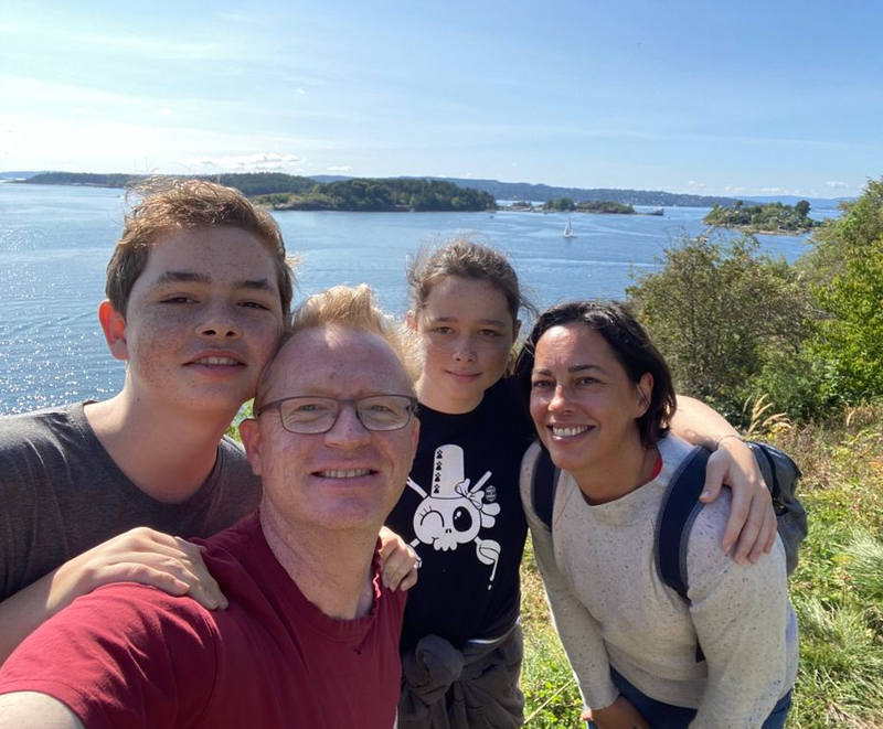Selfie en famille avec le fjord d'Oslo en arrière-plan