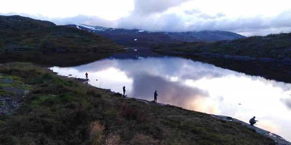 Lac de montagne avec 4 pêcheurs autour