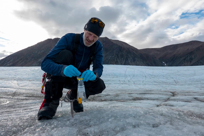 Børge faisant des prélèvements de glace