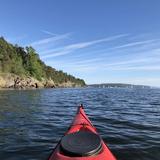 Kayak rouge et fjord d'Oslo
