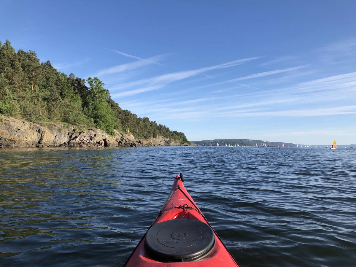 Kayak rouge et fjord d'Oslo