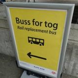 Panneau indiquant où trouver les bus remplaçant les trains « buss for tog »