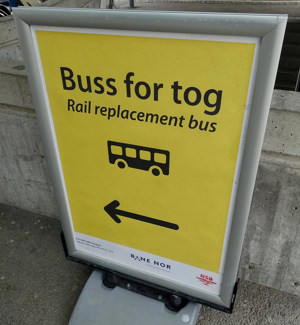 Panneau indiquant où trouver les bus remplaçant les trains « buss for tog »