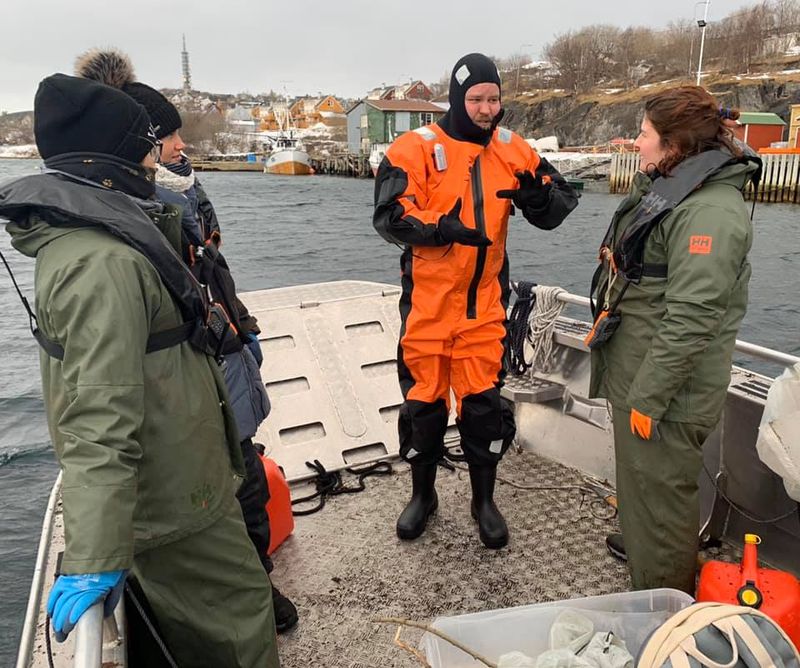 Personnes ayant une formation sur un bateau