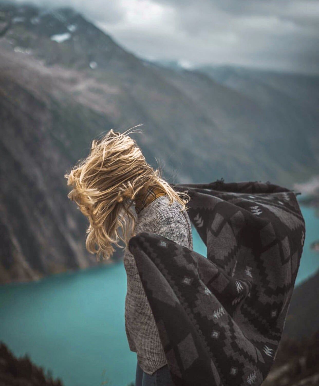 Femme blonde avec les cheveux au vent