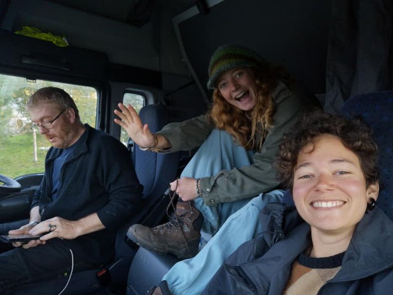 Olivia, son amie et le chauffeur dans la cabine du camion