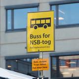 Panneau indiquant où trouver les bus remplaçant les trains « buss for tog »