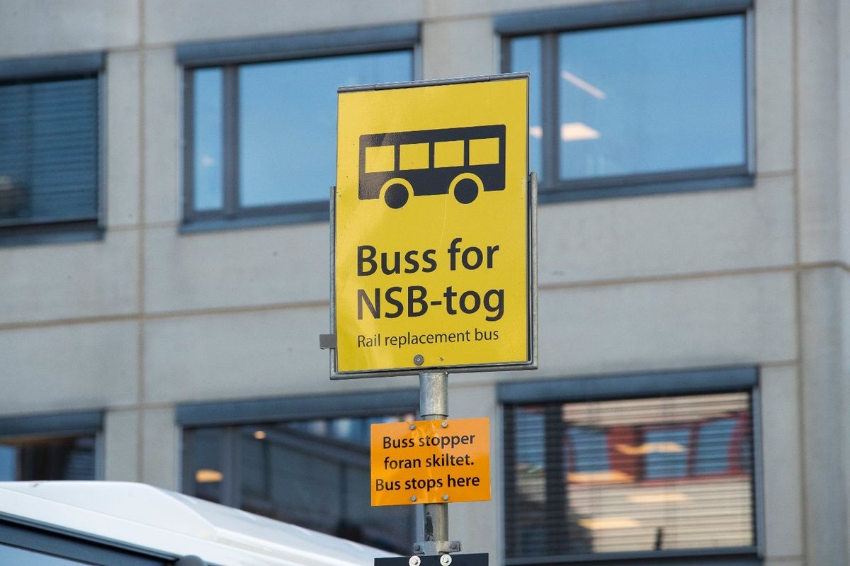 Panneau indiquant où trouver les bus remplaçant les trains « buss for tog »