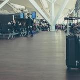 Hall d'aéroport avec une valise seule en premier plan