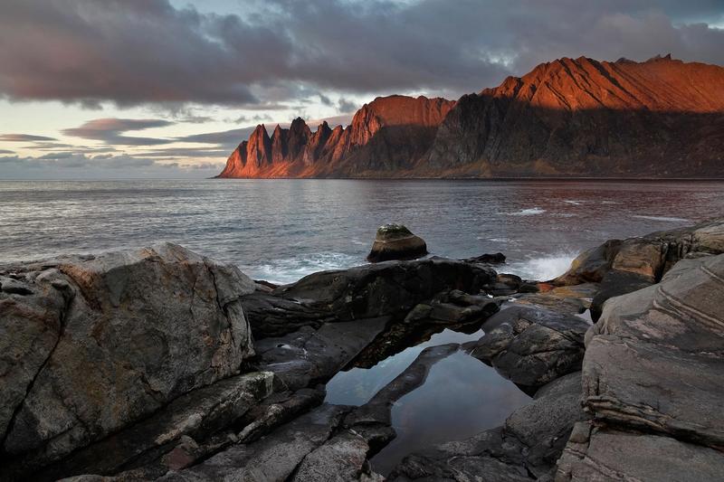 Soleil couchant sur Senja (océan et montagnes abrutes)