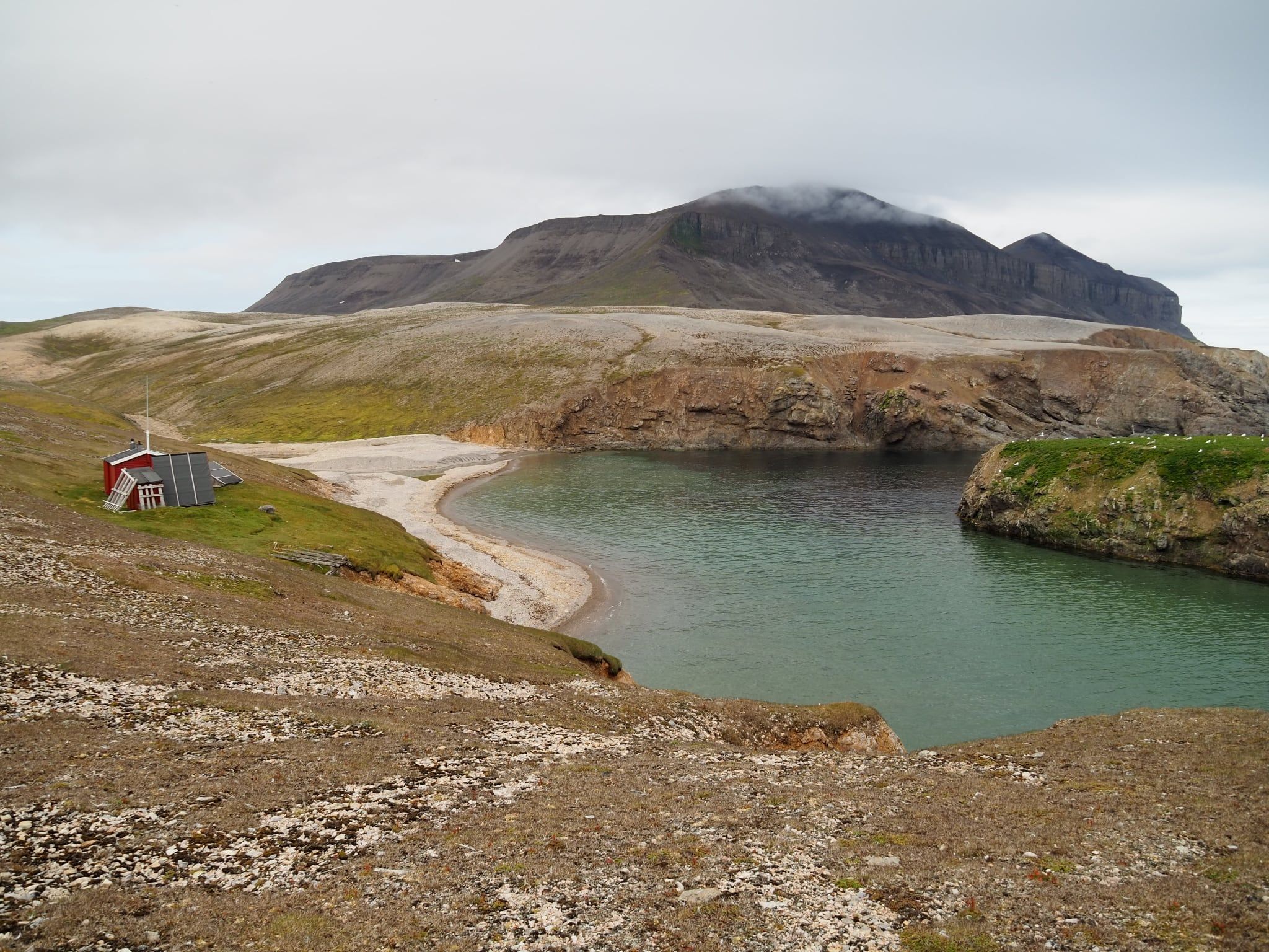 Plaines vertes, lac et plage de sable