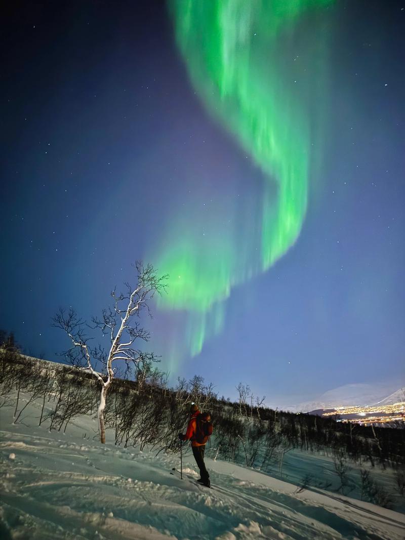 Ski de randonnée nocturne sous une aurore boréale autour de Tromsø en janvier
