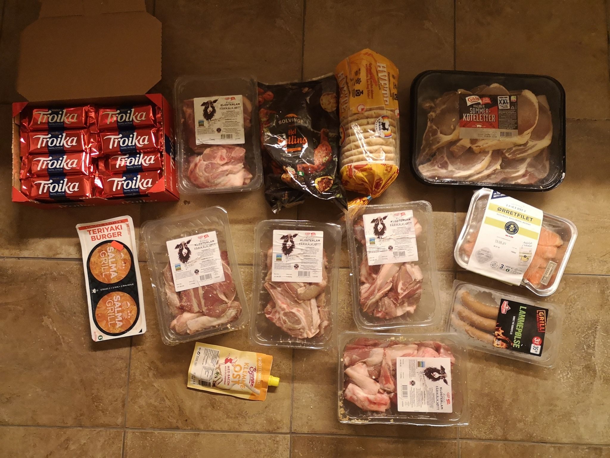 Plein de viandes et de poissons récupérés dans une benne à ordure