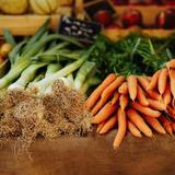 Poireaux et carottes sur un étalage