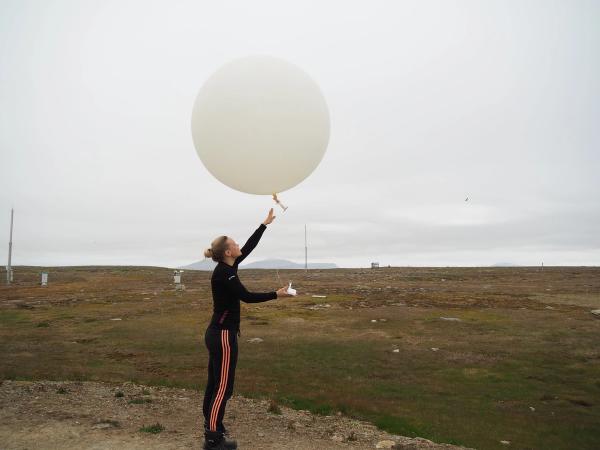 Carolyn envoyant un balon météorologique