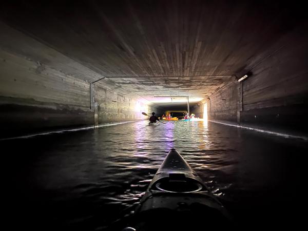 Kayaking sous le tunnel de Bjørvika
