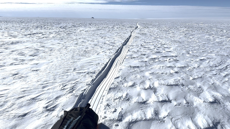 Trâce du traineau avec vue sur la grande étendue de l'Antarctique