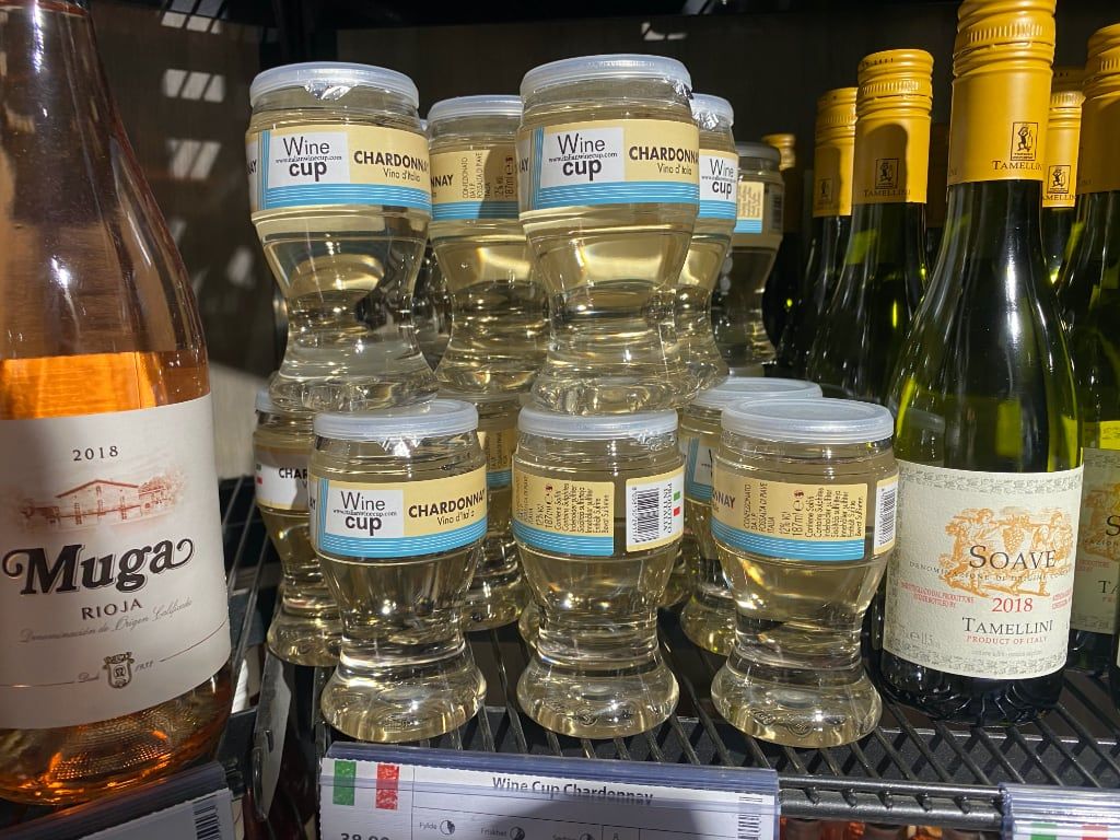 Vin en bouteille en verre en forme de ... coupe