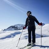 Personne sur ski en haut d'une montagne