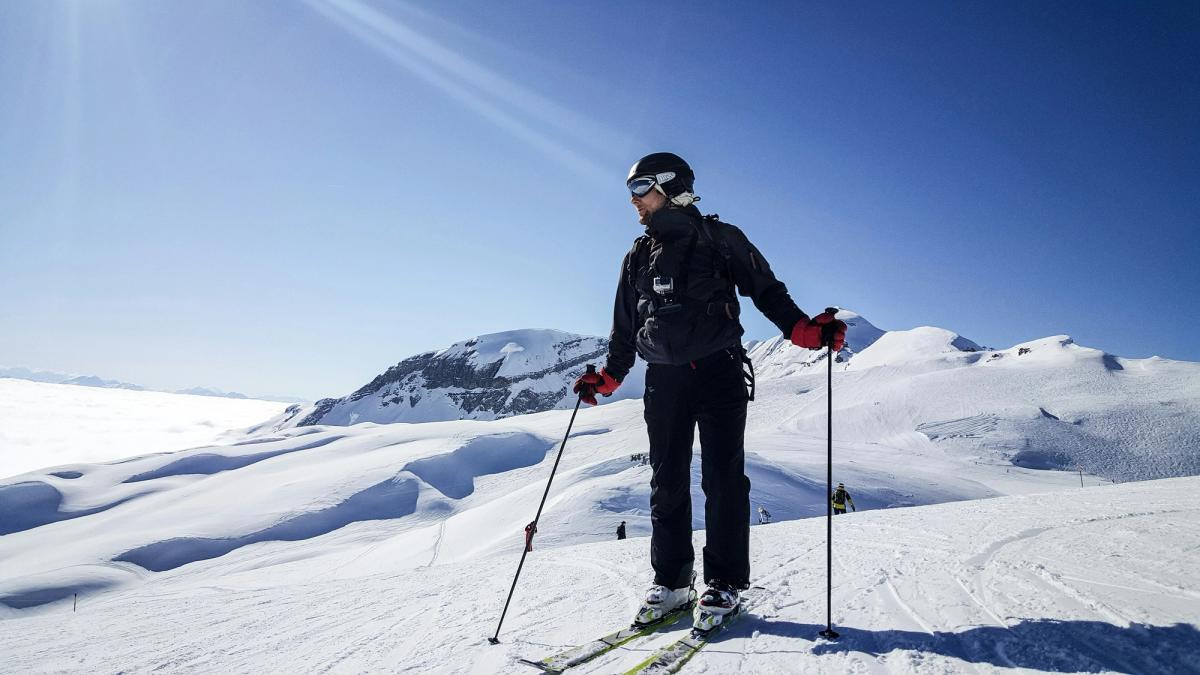 Personne sur ski en haut d'une montagne